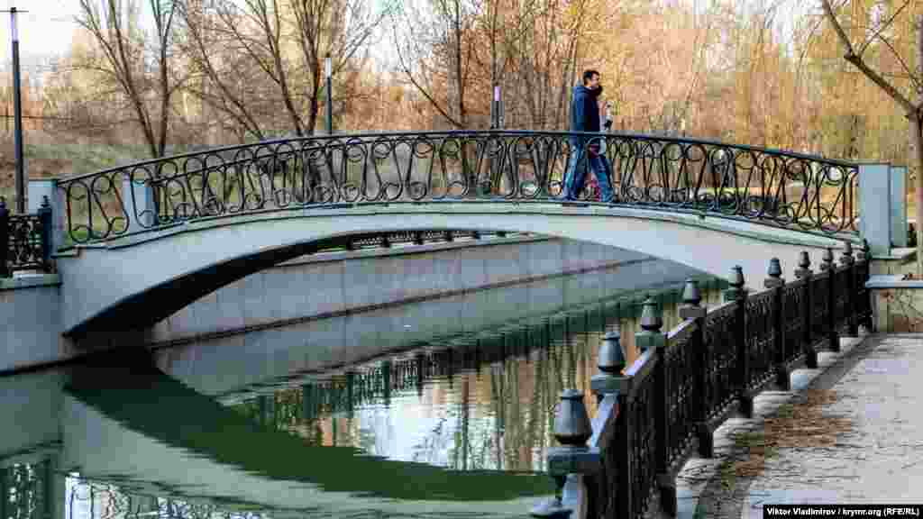 Пройдя несколько метров, попадается небольшой аккуратный мост. Его отремонтировали в прошлом году