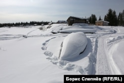 Лодки рыбаков Чинонги под снегом