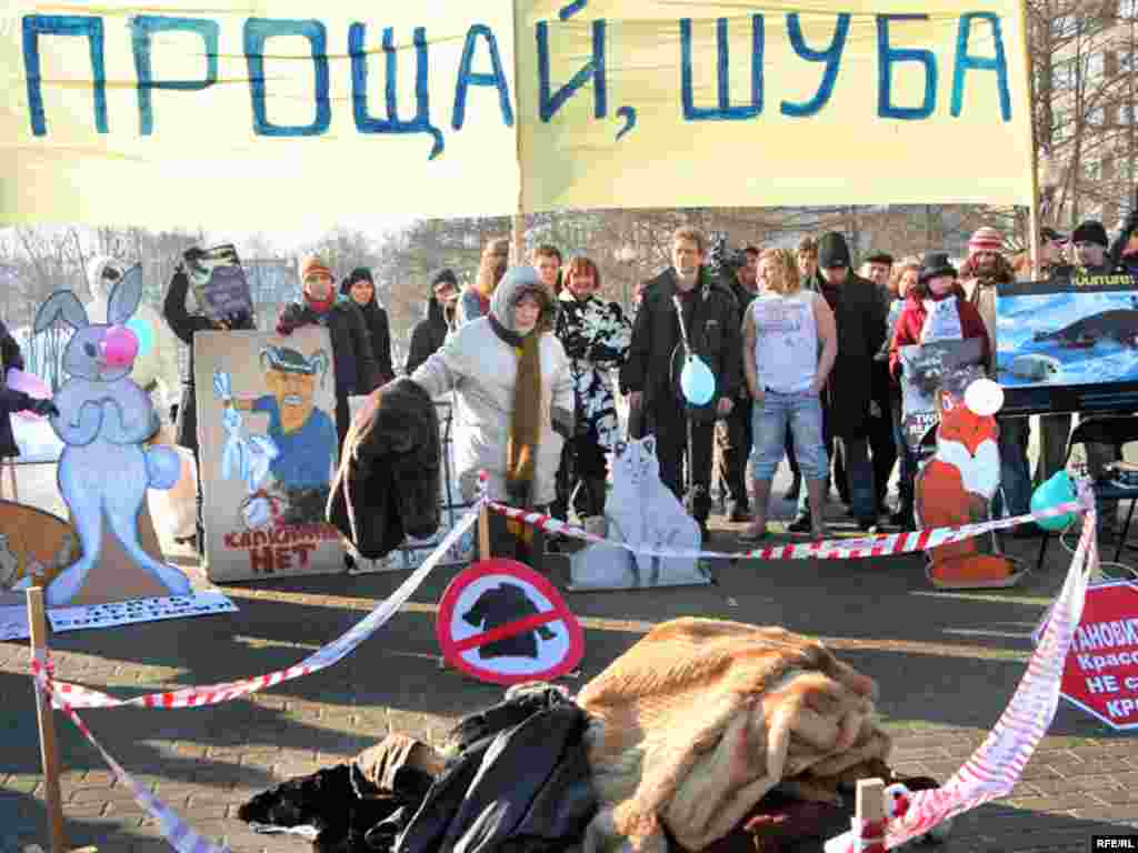 Певица Елена Камбурова торжественно отказывается от своей меховой шубы.