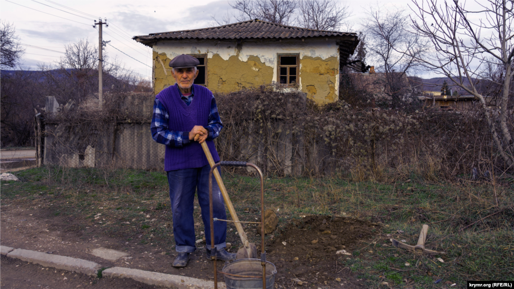 87-летнему Сейфуле-ага дома не сидится, он решил засыпать лужи на обочине. Из мест депортации &ndash; Кыргызстана &ndash; мужчина с родственниками возвратился на историческую родину в мае 1988 года