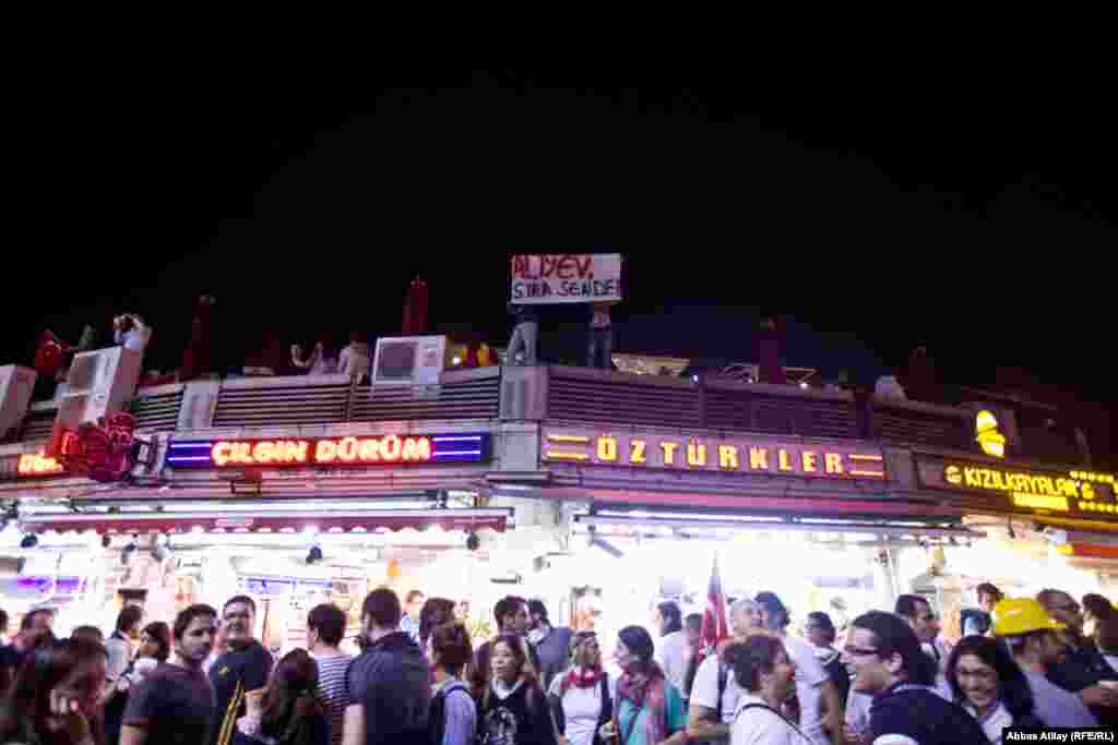 Türkiyədə işləyən azərbaycanlı fəhlələrin Taksim meydanında qaldırdığı plakat.