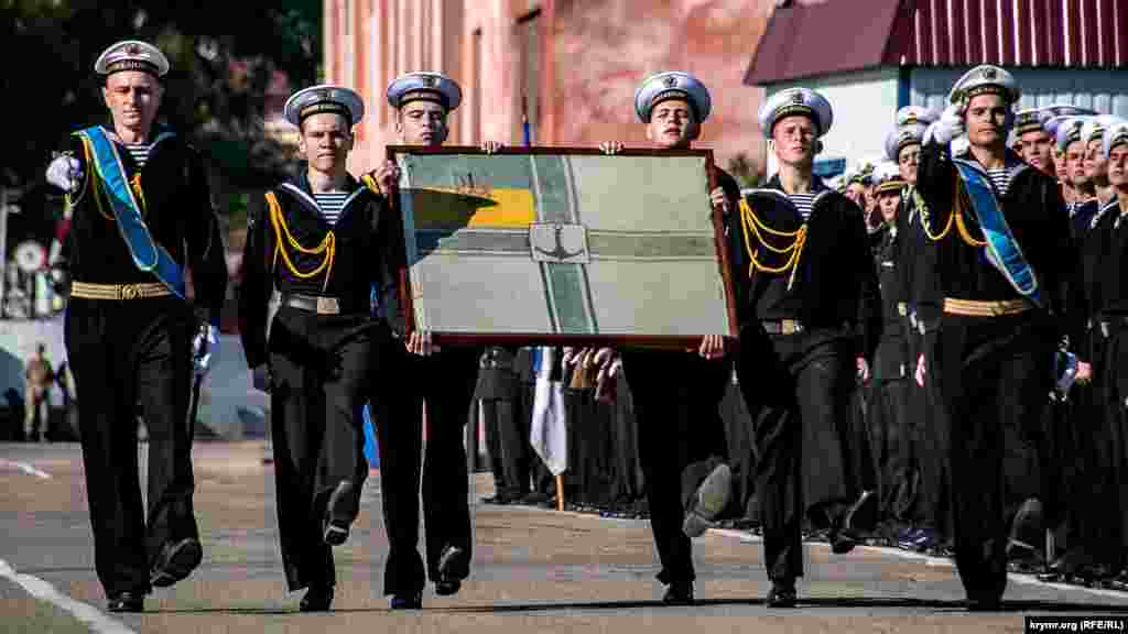 В 1918 году этот Военно-морской флаг создал, сберег, а после передал в чикагский музей старший лейтенант Военно-морского флота Украинской Народной Республики Святослав Шрамченко