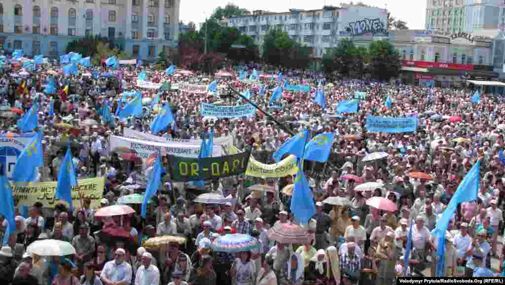 Митинг в День памяти жертв депортации крымскотатарского народа из Крыма на центральной площади Симферополя, 2012 год