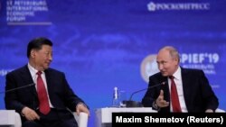 Rusiya Prezidenti Vladimir Putin (sağda) çinli həmkarı Xi Jinping ilə, arxiv fotosu