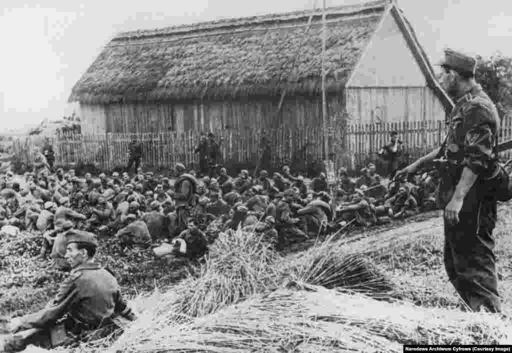 Нацистік армия қолға түсірген совет әскері. Германия тұтқынында болған совет әскерилерінің жартысына жуығы қамауда көз жұмды. Деректерге сәйкес, америкалық және британ тұтқындар арасындағы өлім-жітім көрсеткіші төрт пайыз болған.