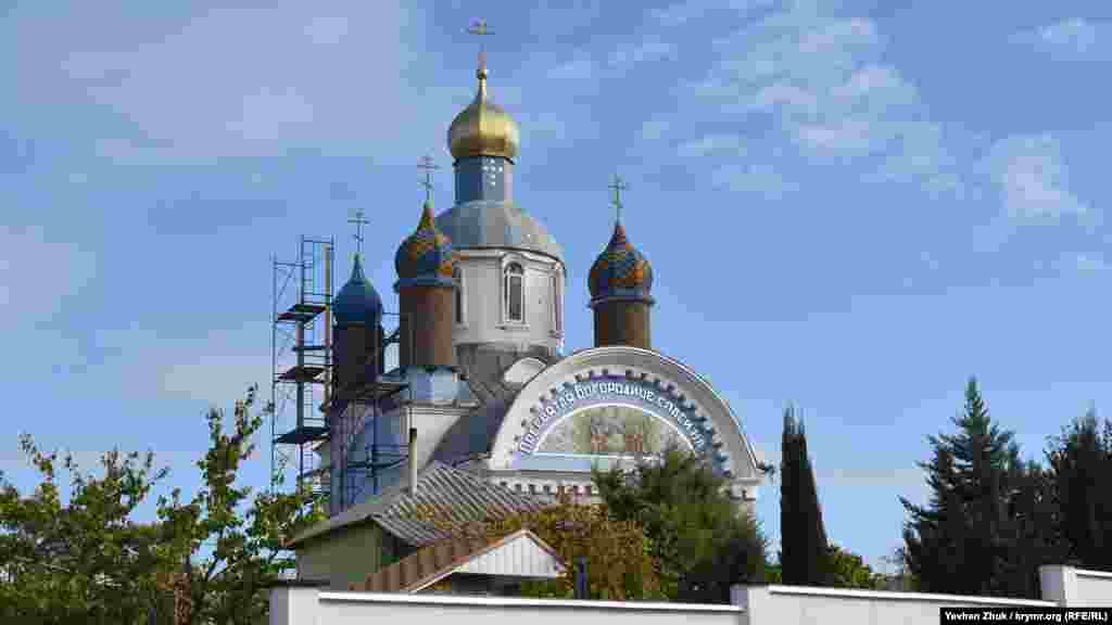 Церковь Успения Пресвятой Богородицы увешана строительными лесами. Начинали ее строить в непростом 1923 году, в эпоху борьбы большевиков с религией. Советская власть закрывала храм в 1930-х и 1960-х годах, там размещался спортзал, клуб, зернохранилище. В 1965 году церковь была окончательно разрушена, ее восстановление началось в 1994 году