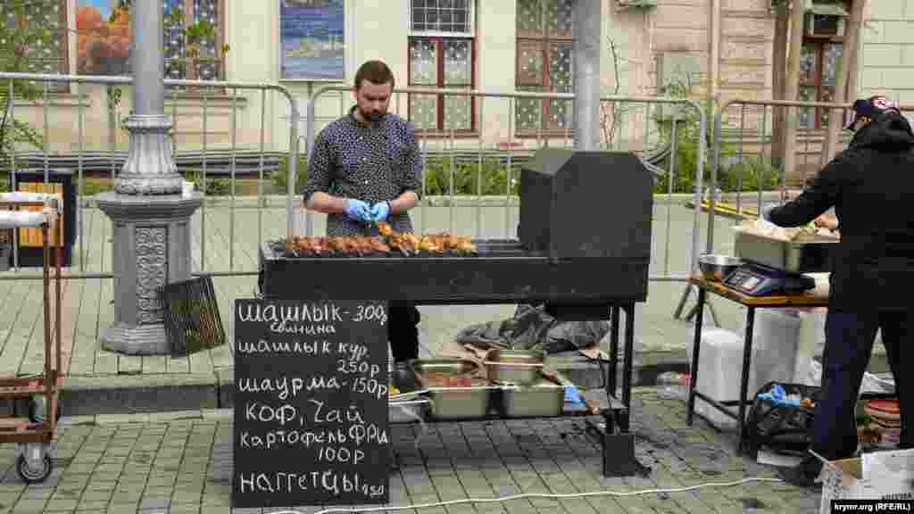 Местные предприниматели организовали зону &laquo;быстрого перекуса&raquo; для тех, кто проголодался