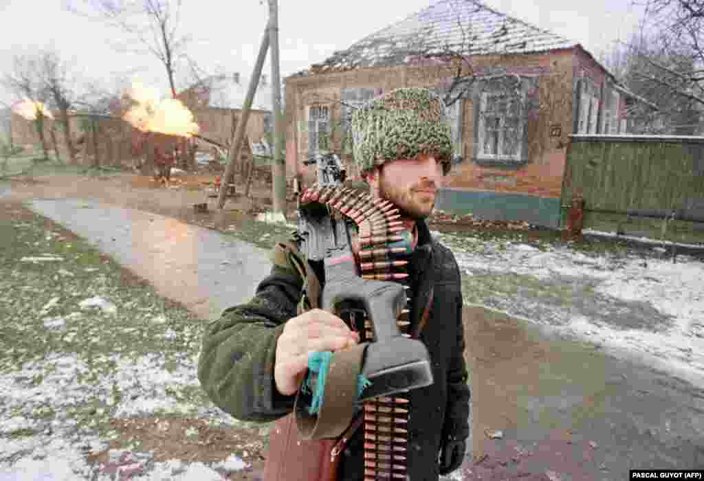 Чеченский боец с пулеметом направляется&nbsp;к центру Грозного, где продолжаются ожестосточенные столкновения&nbsp;между российской армией и&nbsp;чеченскими отрядами. 17 января 1995 года &nbsp;