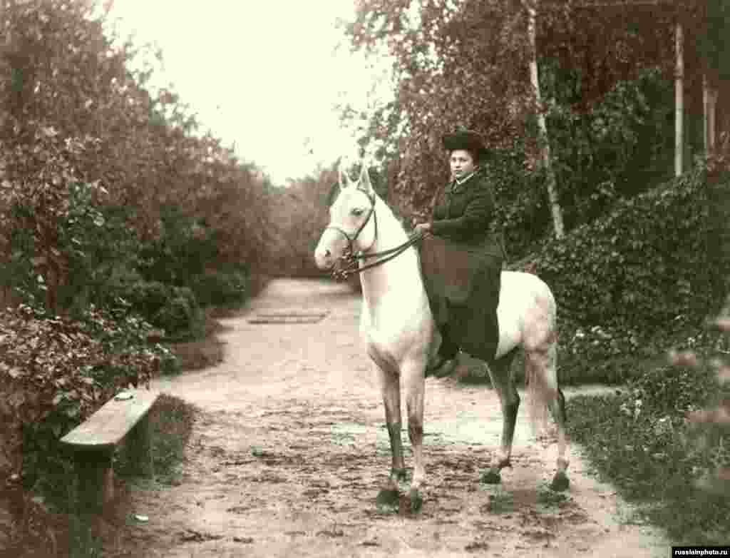 Вера Павловна Мизинова на даче, г. Самара, 1910 год