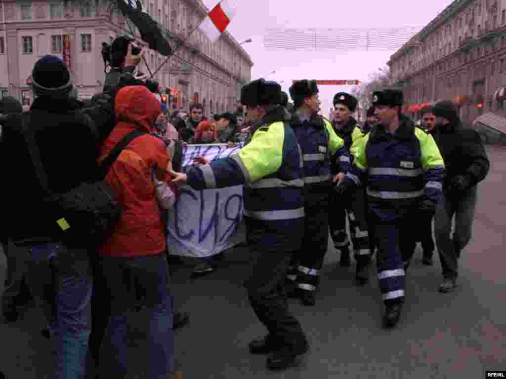 После митинга на Октябрьской площади предприниматели двинулись к Дому правительства, где рассчитывали встретиться с премьер-министром Сергеем Сидорским. Однако подходы к зданию блокировали бойцы спецназа.