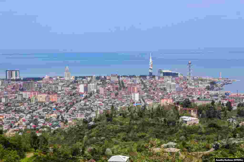 Gürcüstanın ən önəmli Qara dəniz liman şəhərlərindən biri və Acarıstan Muxtar Respublikasının paytaxtı olan Batumi həm də ölkənin əhəmiyyətli turizm şəhərlərindən sayılır. Türkiyə ilə sərhəd olan Sarpi sərhəd keçid məntəqəsindən 12 km uzaqlıqda yerləşən bu şəhərin əsas ziyarətçilərini də cənubi qafqaz və türkiyədən olan turistlər təşkil edir.