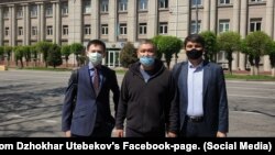 Адвокат Жохар Өтебеков (сол жақта) Арман Шораевпен (ортада) бірге тұр. Алматы, 20 сәуір 2020 жыл. Сурет Жохар Өтебековтің Facebook парақшасынан алынды.