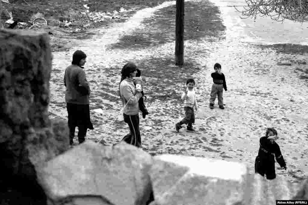 Fatmai kəndində keçmiş "Dalğa" sanatoriyasının qalıqlarında məskunlaşmış məcburi köçkün ailələri.