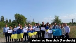 Европейские парламентарии с членами постоянной украинской делегации в ПАСЕ на КПВВ «Каланчак» 25 августа 2021 года