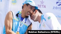 Мұратхан Тоқмади (сол жақта) Almaty Triathlon жарысы жеңімпаздарын марапаттау кезінде.