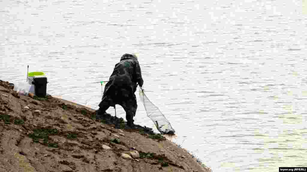 В разных местах водохранилища можно встретить рыбаков