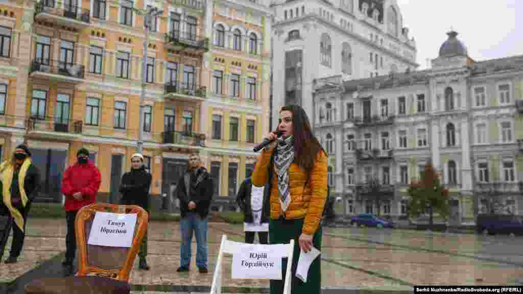 Актриса театра и кино Антонина Хижняк зачитала воспоминания освобожденного из плена собрата Гордийчука Максима Горяинова. &laquo;Просыпаюсь. Камаз работает. Вокруг люди в форме. Нас вывели. Положили на землю лицом. Люди говорили с кавказским акцентом. Били по голове. У некоторых нашли черно-красный флаг. Кричали или говорили на русском языке. Я вспомнил молитвы, которые никогда до этого не знал. Нас повезли в изолятор. А через неделю&nbsp;&ndash; в СИЗО. 30 октября 2019 года состоялся так называемый суд над пленными. Представители незаконных вооруженных формирований обвинили Юрия в терроризме, призывам к свержению &laquo;власти&raquo; в &laquo;ДНР&raquo; и вынесли приговор украинскому военному&nbsp;&ndash; 17 лет колонии. Сейчас Юрий находится в Макеевской колонии №32. Украинская сторона внесла его в списки (на обмен &ndash; КР), однако группировка &laquo;ДНР&raquo; пока его не подтверждает&raquo;,&nbsp;&ndash; зачитала актриса у пустого стула Юрия Гордийчука