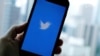 Twitter әлеуметтік желісінің смартфоннан іске қосылуы.