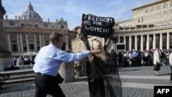 Femen-in fəalı Oleksandra Şevçenko Vatikanda, 6 noyabr 2011