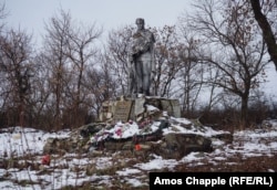 Военный мемориал советских времен. Луганская область, 7 декабря этого года