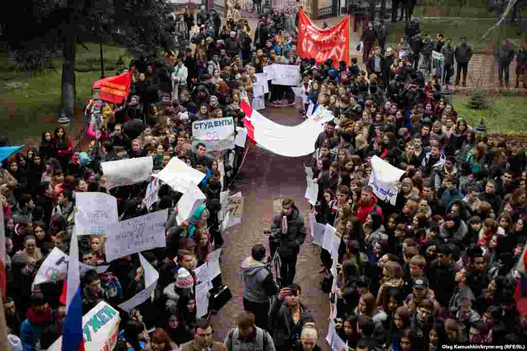 Протестовать вышли несколько сотен студентов