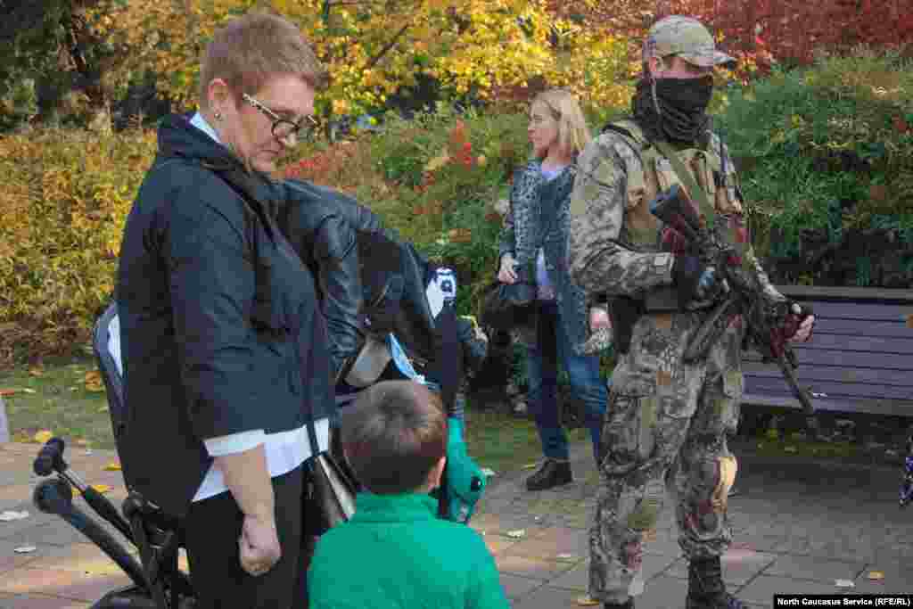 Безопасность обеспечивали вооруженные силовики в масках