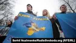 Под взглядом Шевченко: акция солидарности с украинским Крымом в Киеве (фотогалерея)