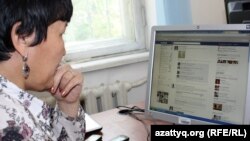 Қазақстан тұрғыны Facebook әлеуметтік желісін қарап отыр. Алматы, 23 сәуір 2012 жыл.